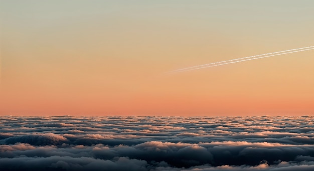 晨曦中的航班起飞