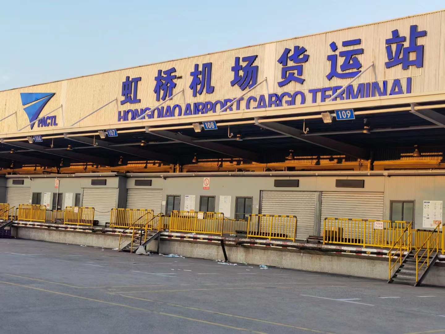 机场货站繁忙景象