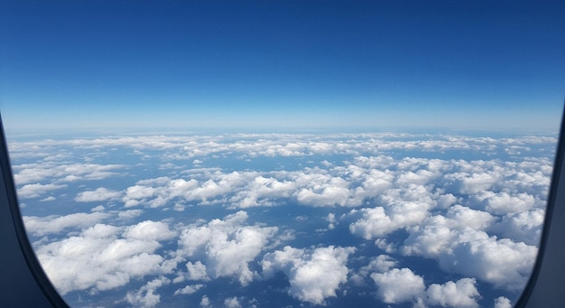 空运飞机穿越云层